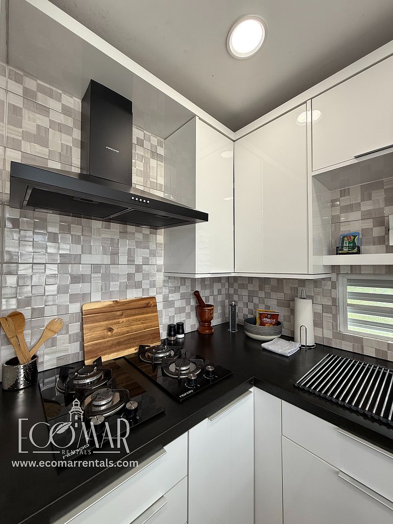 EcoMar Rentals #4: Near Beach Couple's Tropical Retreat