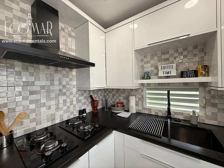 EcoMar Rentals #4: Near Beach Couple's Tropical Retreat