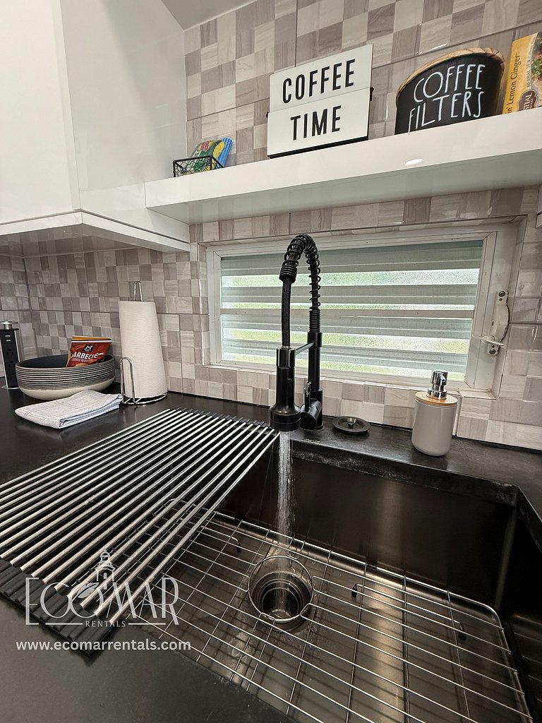 EcoMar Rentals #4: Near Beach Couple's Tropical Retreat