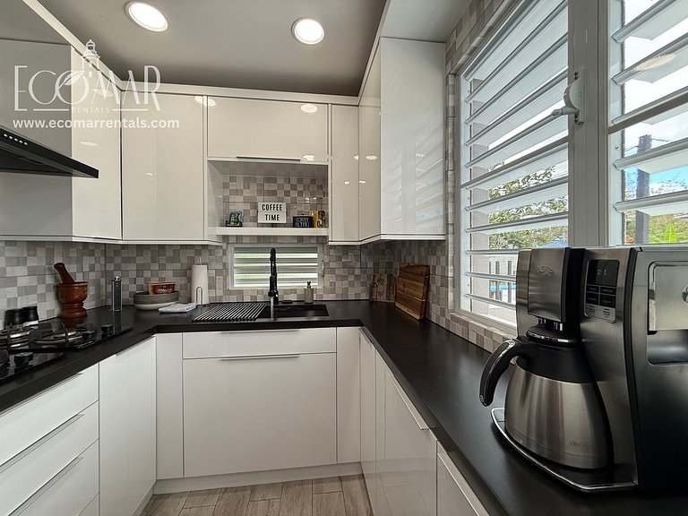 EcoMar Rentals #4: Near Beach Couple's Tropical Retreat